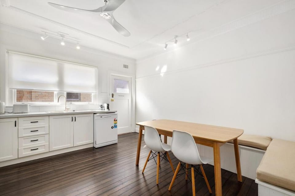 Eurobin Ave Manly - Heritage Charm with Air Con Apartment in Manly