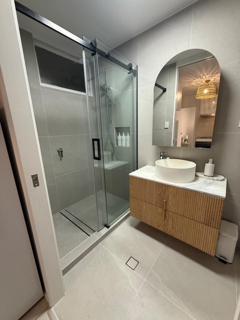 Sandy Lodge Steps to Beach Ocean Views Sleeps 6 AC WiFi Linen provided Apartment in Queensland