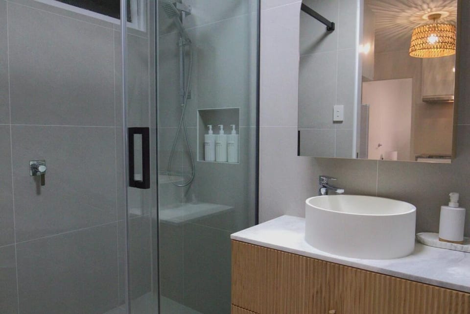 Sandy Lodge Steps to Beach Ocean Views Sleeps 6 AC WiFi Linen provided Apartment in Queensland