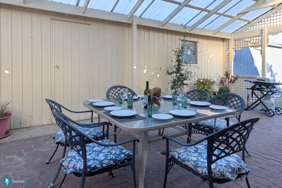 Patio, Day, Seating area