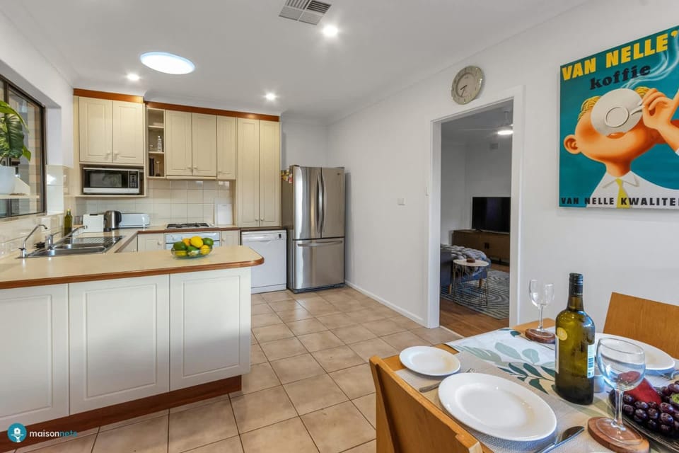 Kitchen or kitchenette, Food and drinks, Dining area