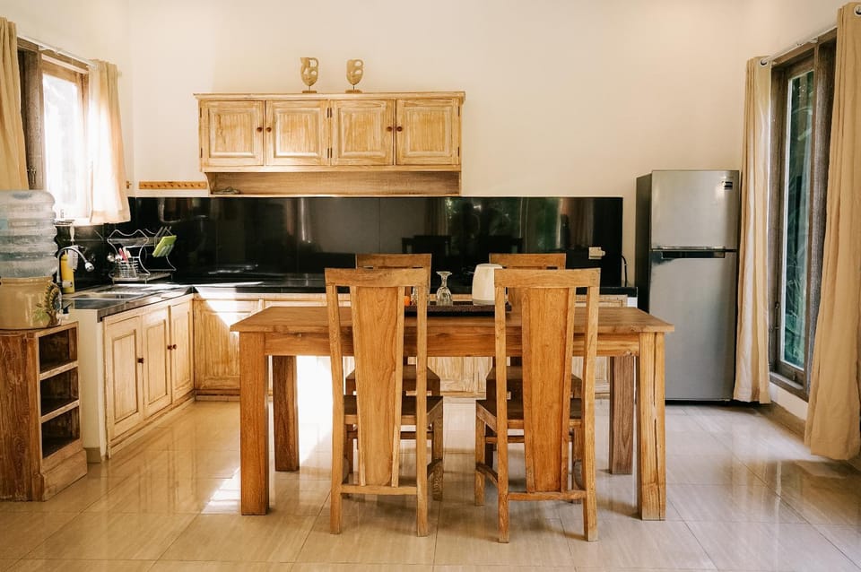 Kitchen or kitchenette, Dining area