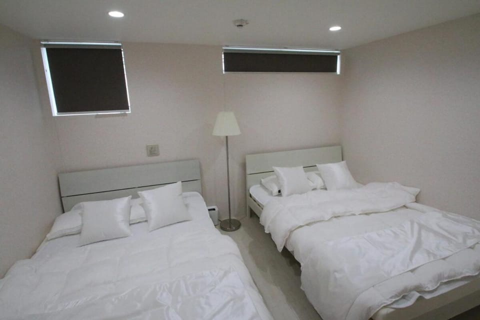AMP FLAT KUHONJi Apartment in Japan
