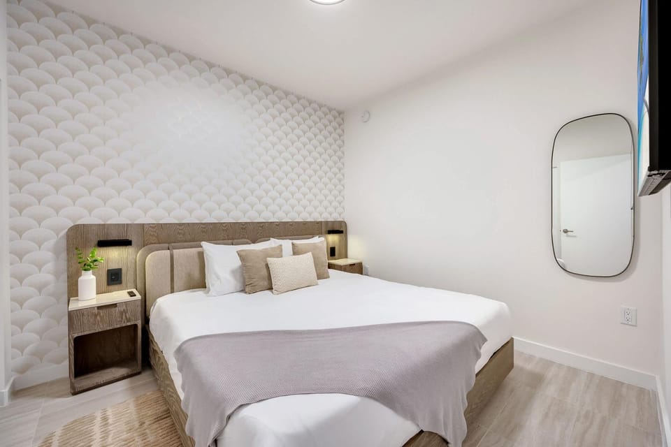 Miami Beach Luxury Condo - 5 Minutes from Beach House in Miami Beach