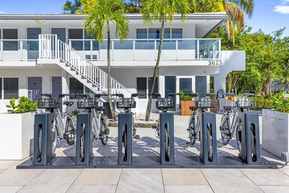 King Suite Near Beach at Ocean Blvd Inn in Fort Lauderdale