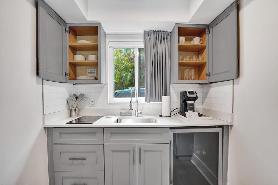 King Suite with Kitchenette at Ocean Blvd Near the Beach Inn in Fort Lauderdale