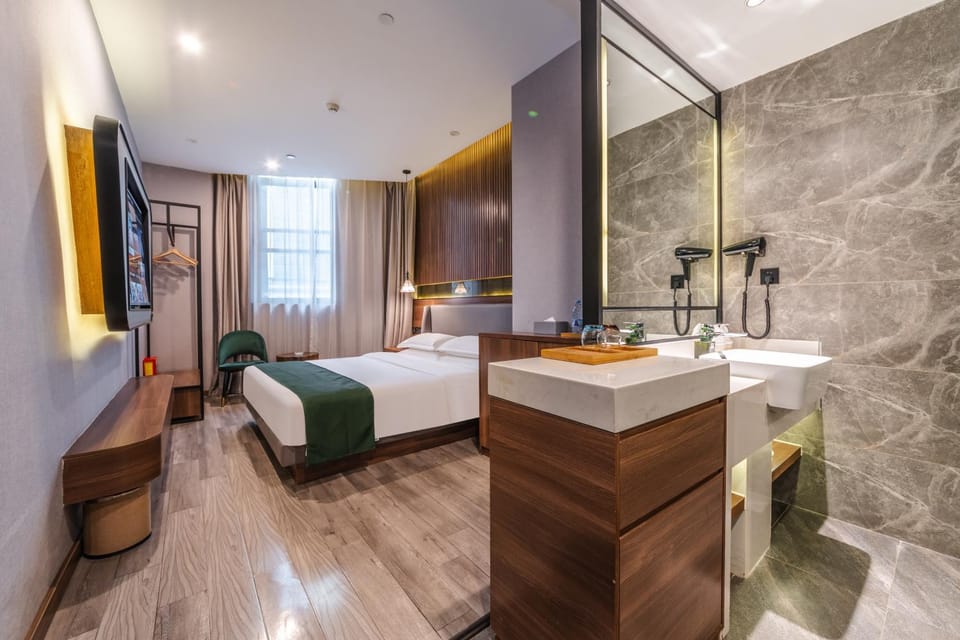 Shower, Bed, Photo of the whole room, towels