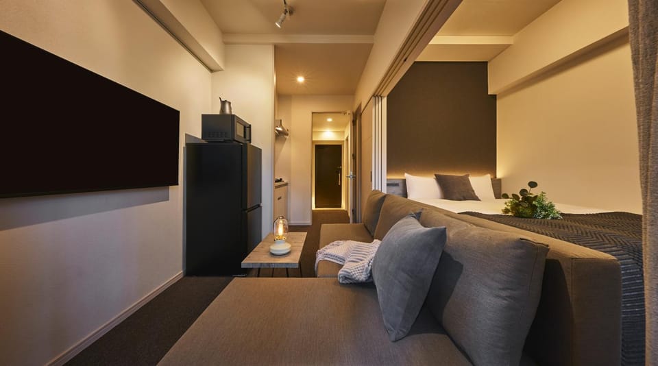 Bed, TV and multimedia, Living room, Seating area, Bedroom