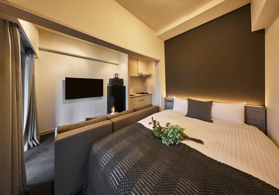 Bed, TV and multimedia, Living room, Seating area, Bedroom