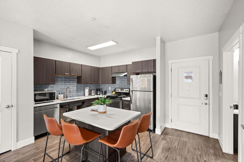 Prime SLC - Airport - Convention - Hot tub Apartment in Salt Lake City