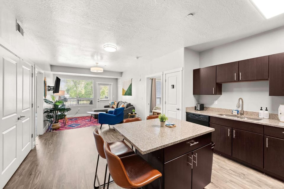 Delta - Airport - Hot Tub - Prime SLC Apartment in Salt Lake City