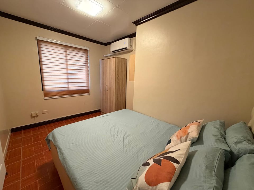 Bed, Photo of the whole room, Bedroom, air conditioner