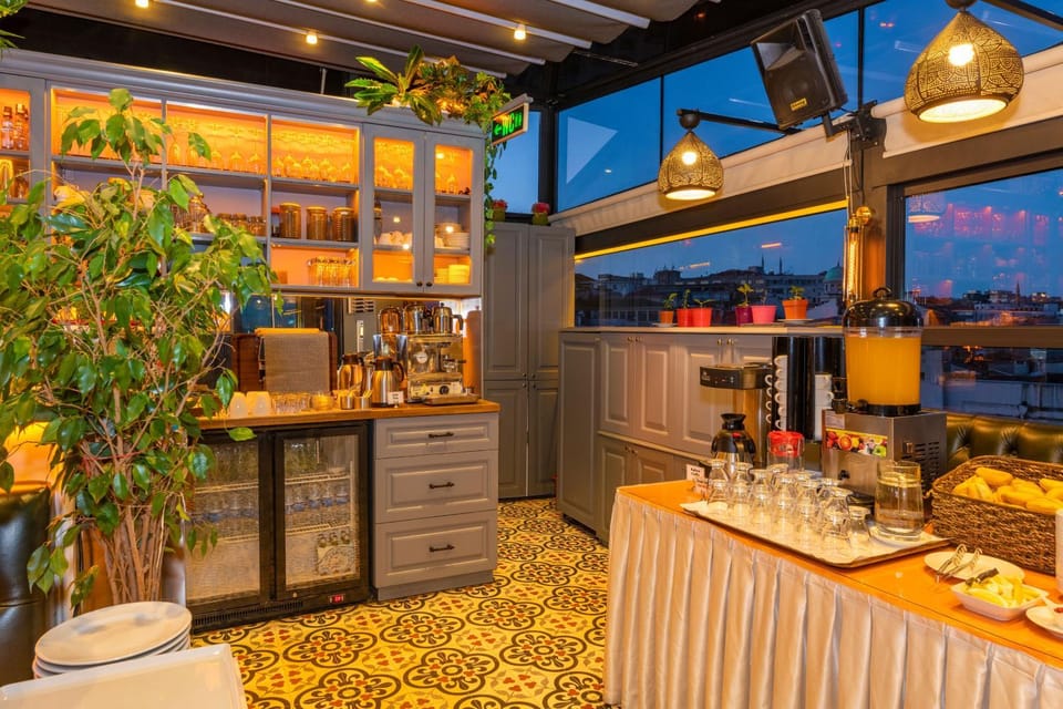 Nightclub / DJ, Lounge or bar, Food and drinks, Food