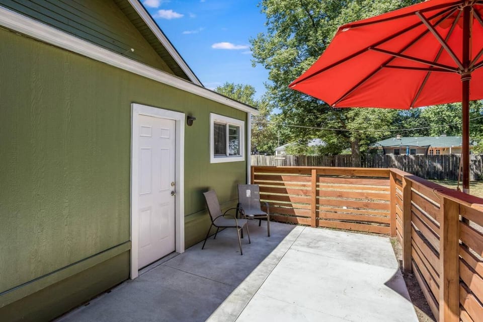 Walk to Wesley Medical! Private Back Patio W/ W&D House in Wichita