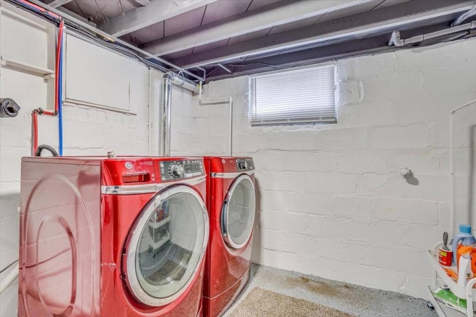 Walk to Wesley! Fully Fenced Lot W Washer & Dryer. House in Wichita