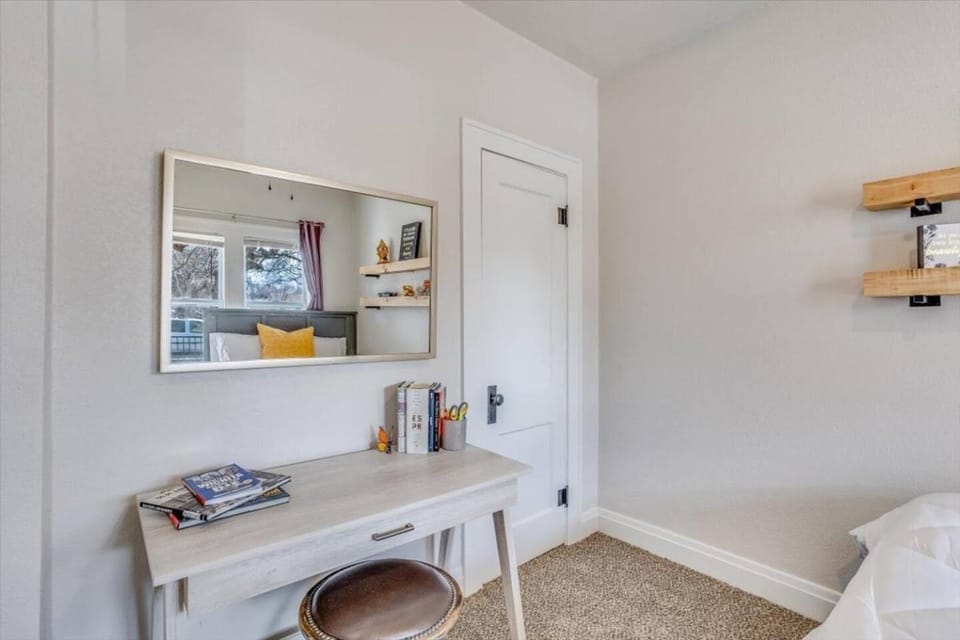 Walk to Wesley! Fully Fenced Lot W Washer & Dryer. House in Wichita