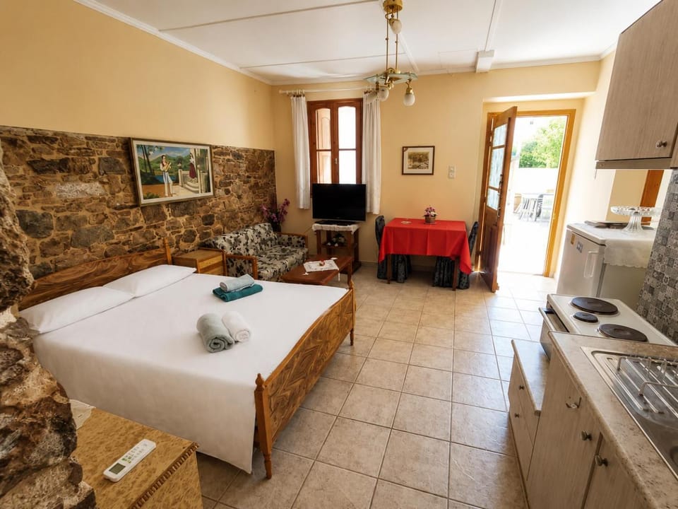 Bed, TV and multimedia, Kitchen or kitchenette, Seating area, kitchen