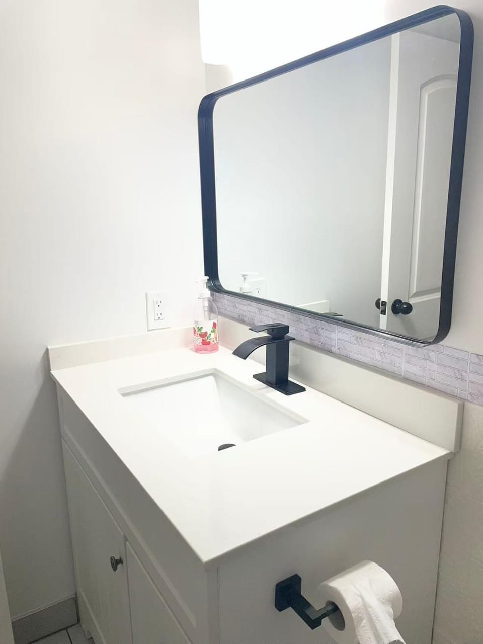 Pantego new basement private bedroom! Vacation rental in Calgary