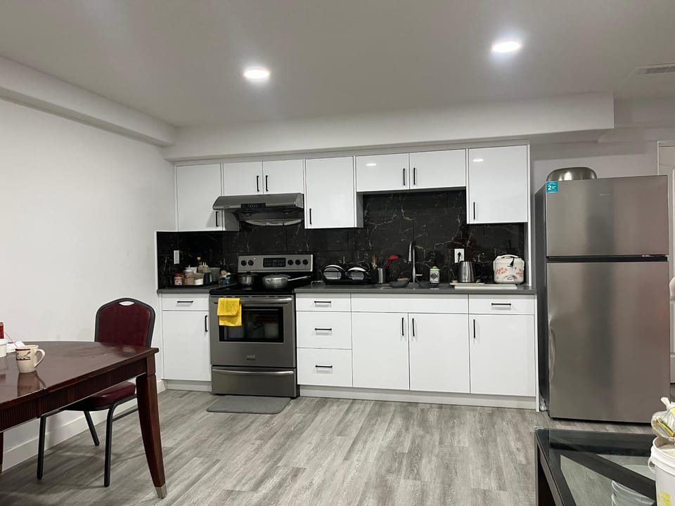 Pantego new basement private bedroom! Vacation rental in Calgary