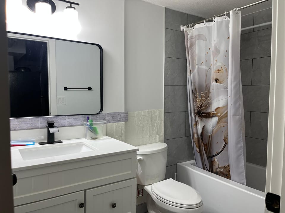 Pantego new basement private bedroom! Vacation rental in Calgary