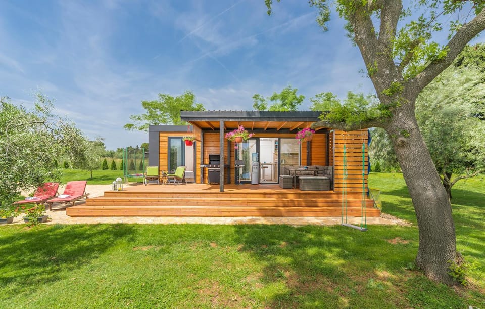 Property building, Patio, Day, Garden, sunbed