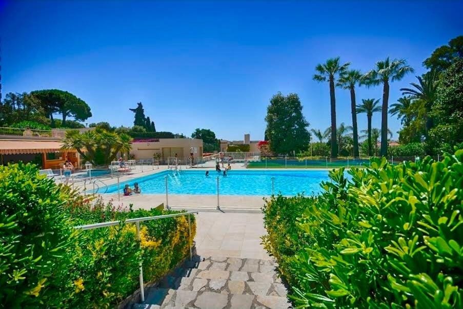 Grand appartement avec vue mer Juan-les-Pins Apartment in Antibes