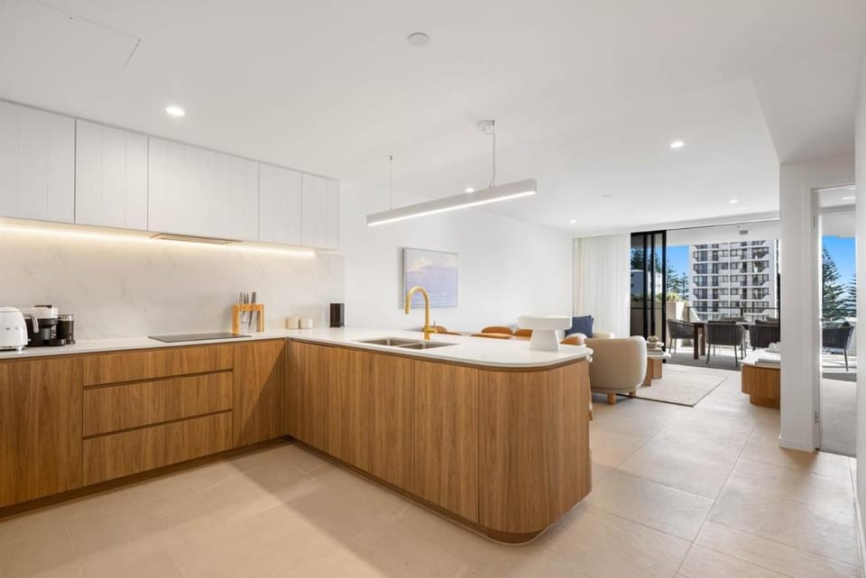 The Coastal Luxe Haven, Coolangatta Apartment in Tweed Heads