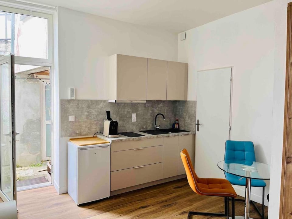 Kitchen or kitchenette, Dining area