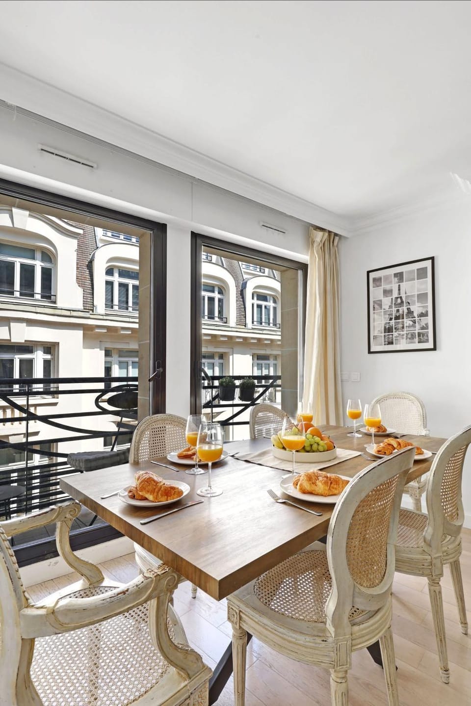 Restaurant/places to eat, Living room, Food and drinks, Dining area, Food, Breakfast, Continental breakfast, Lunch, Dinner, Drinks
