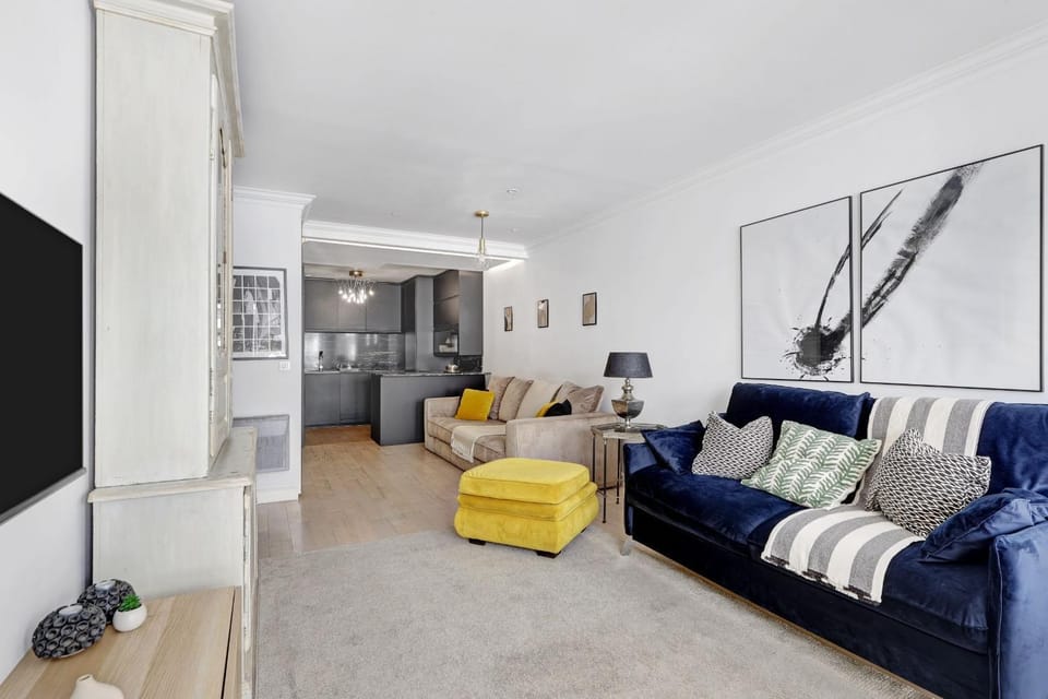 TV and multimedia, Kitchen or kitchenette, Living room, Seating area