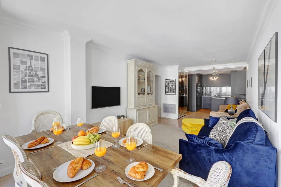 TV and multimedia, Living room, Food and drinks, Seating area, Dining area, Food, Drinks