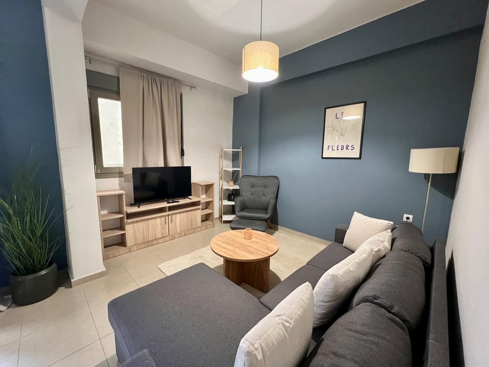 Communal lounge/ TV room, TV and multimedia, Living room, Seating area, Evening entertainment