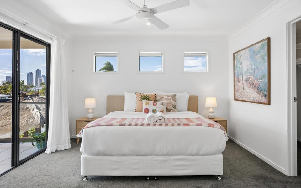 Oasis By Khove - Broadbeach Waters House in Gold Coast