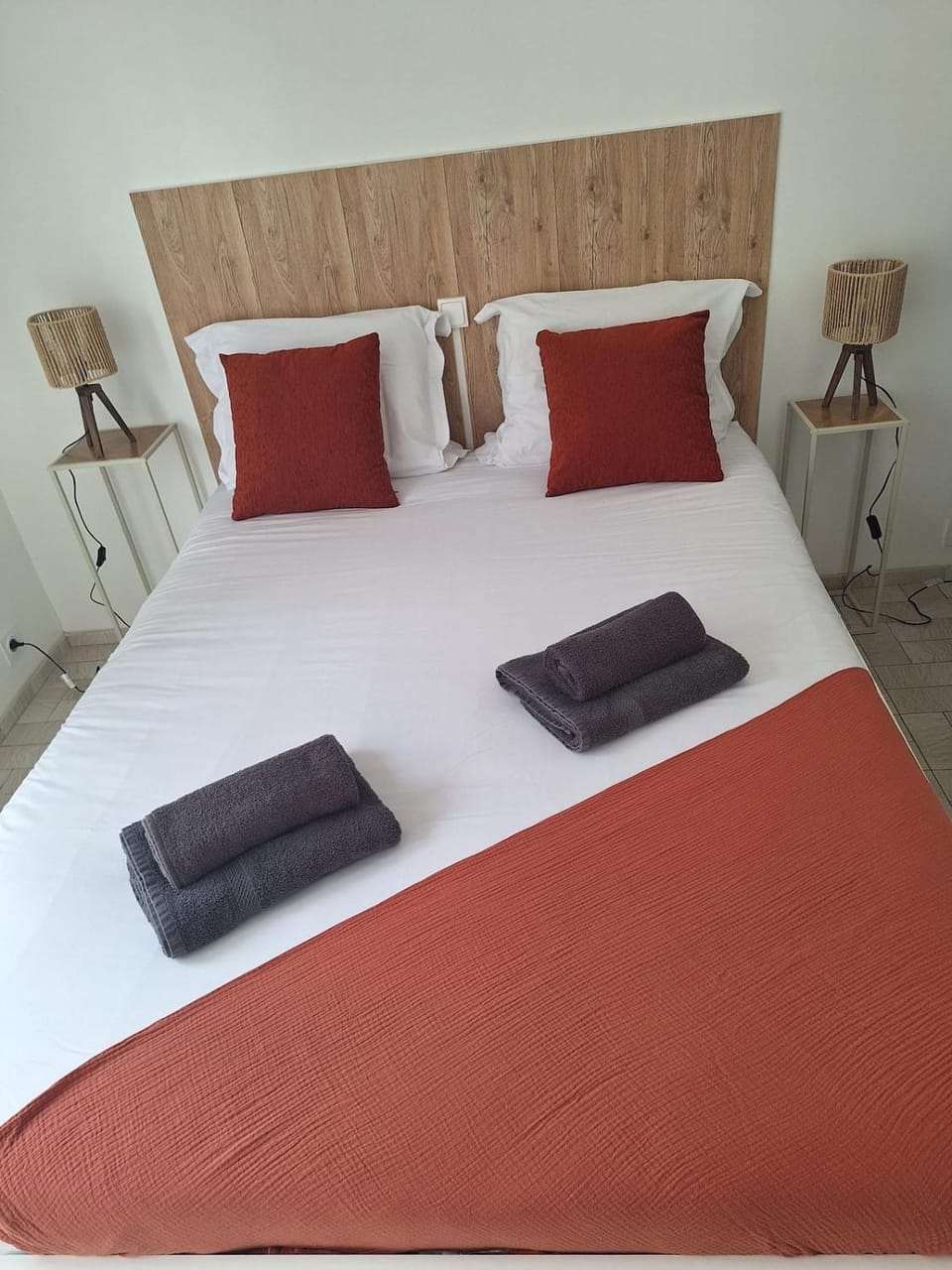 Bed, Bedroom, towels