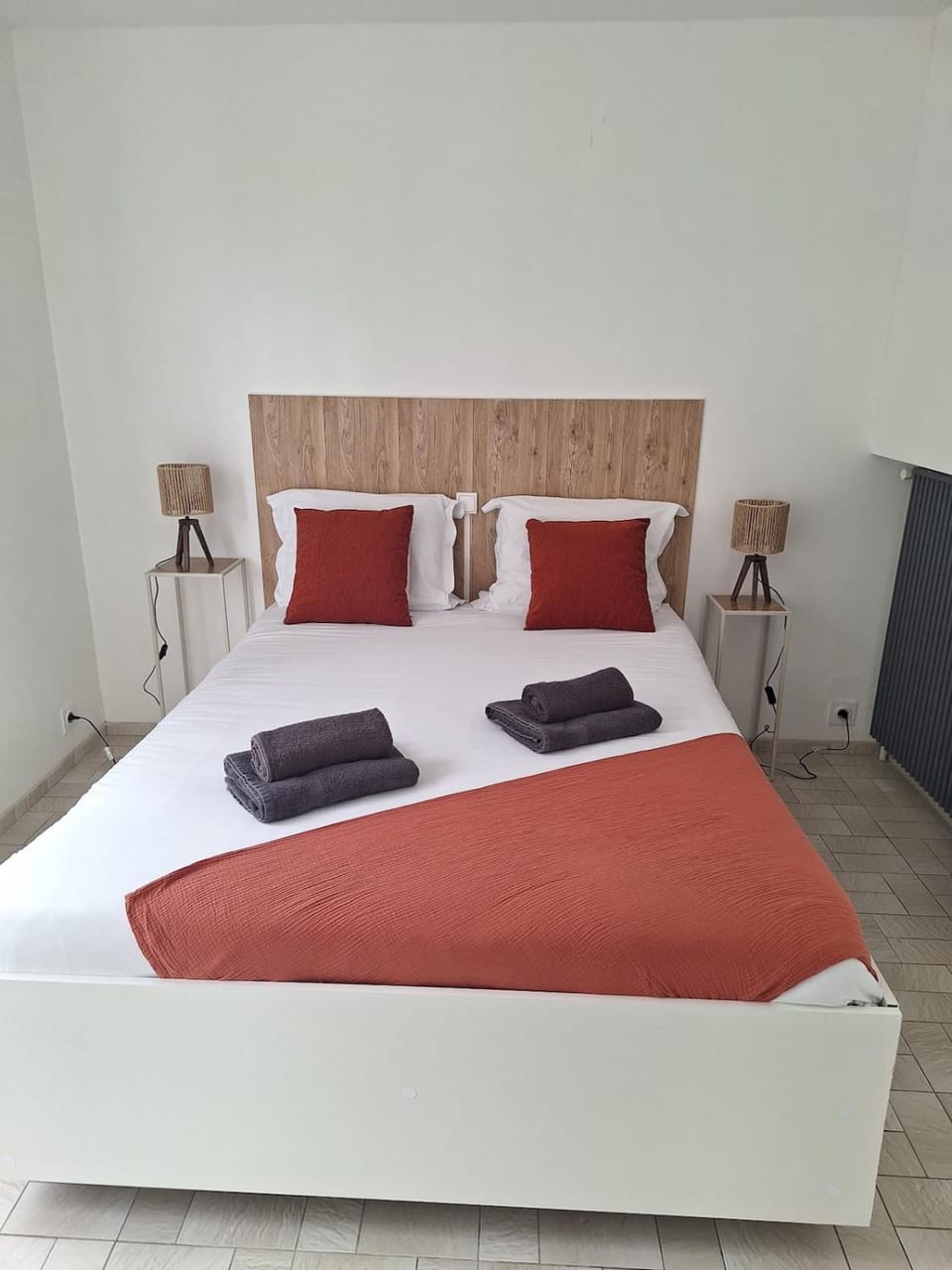 Bed, Bedroom, towels
