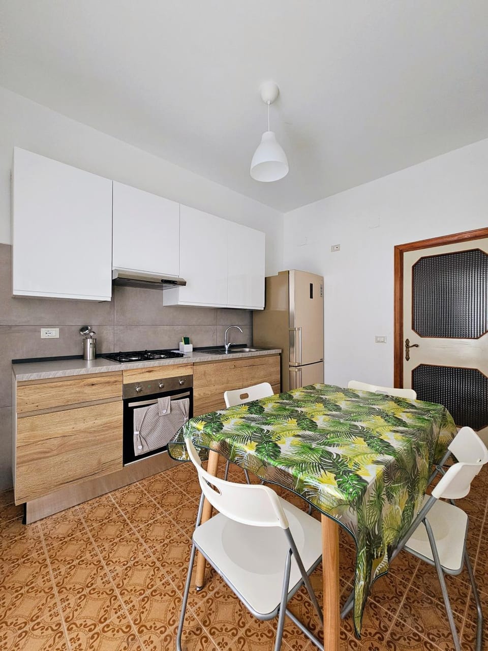 Kitchen or kitchenette, Dining area, oven, stove