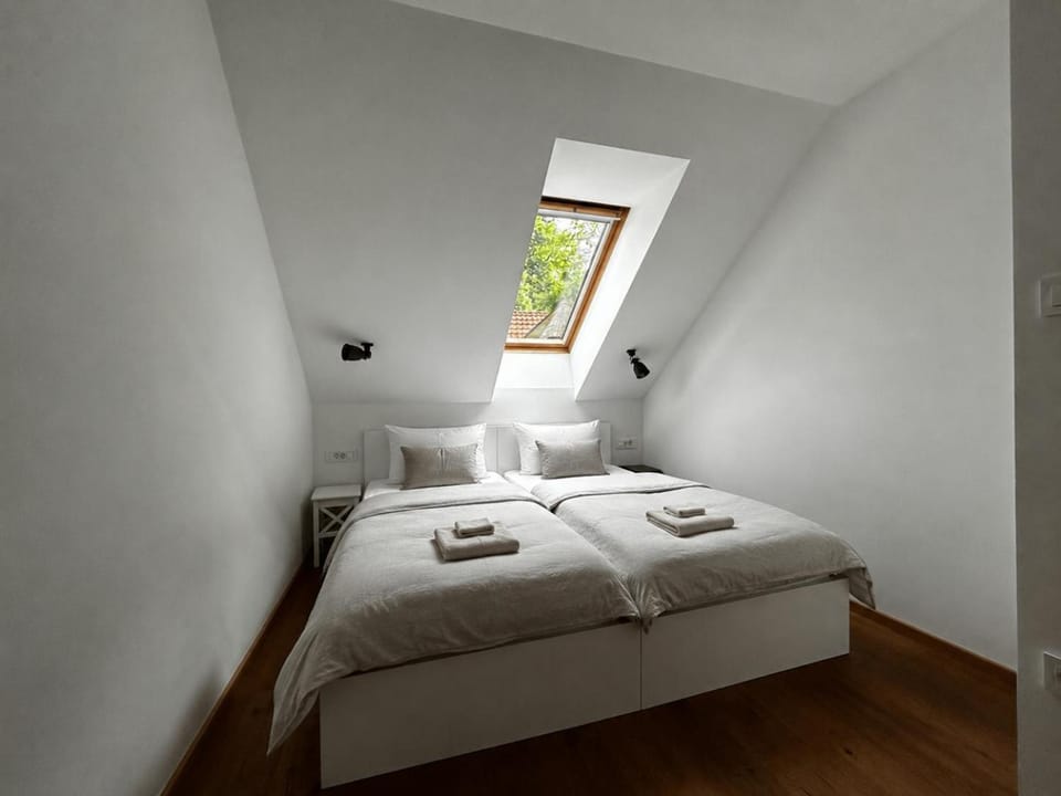 Bed, Bedroom, towels