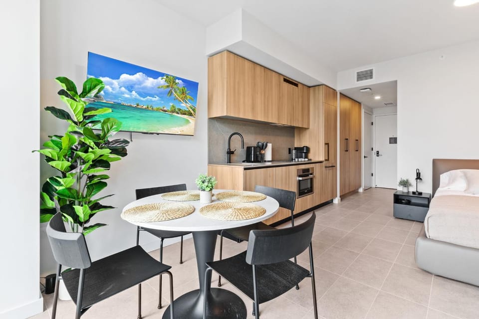Bed, TV and multimedia, Kitchen or kitchenette, Photo of the whole room, Dining area