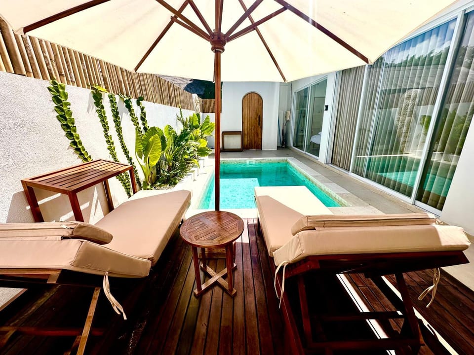 Swimming pool, sunbed