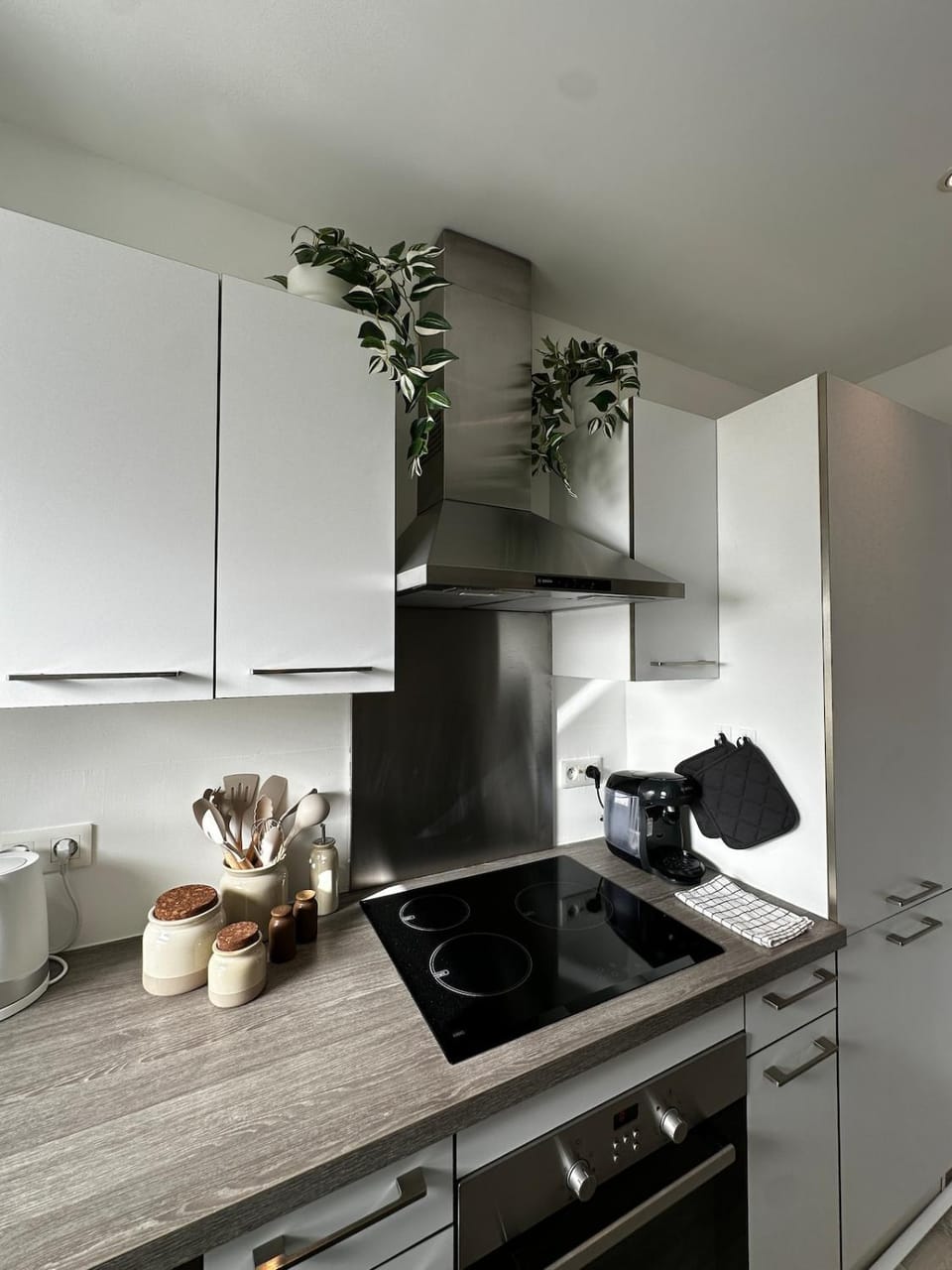 Kitchen or kitchenette, minibar, stove