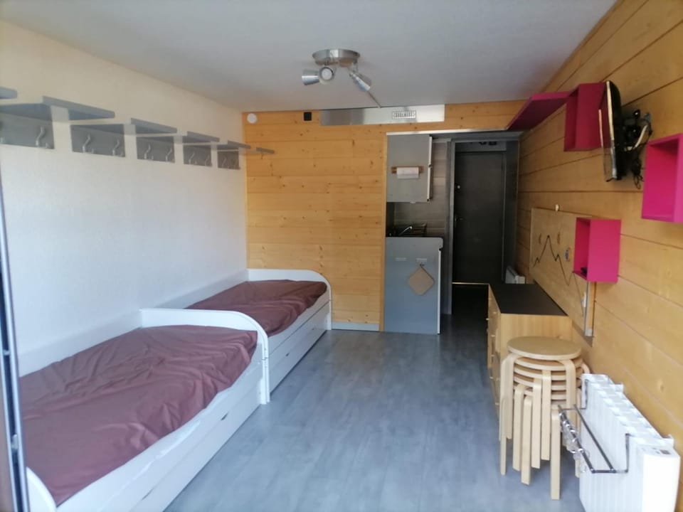 Bed, Kitchen or kitchenette, Dining area, storage