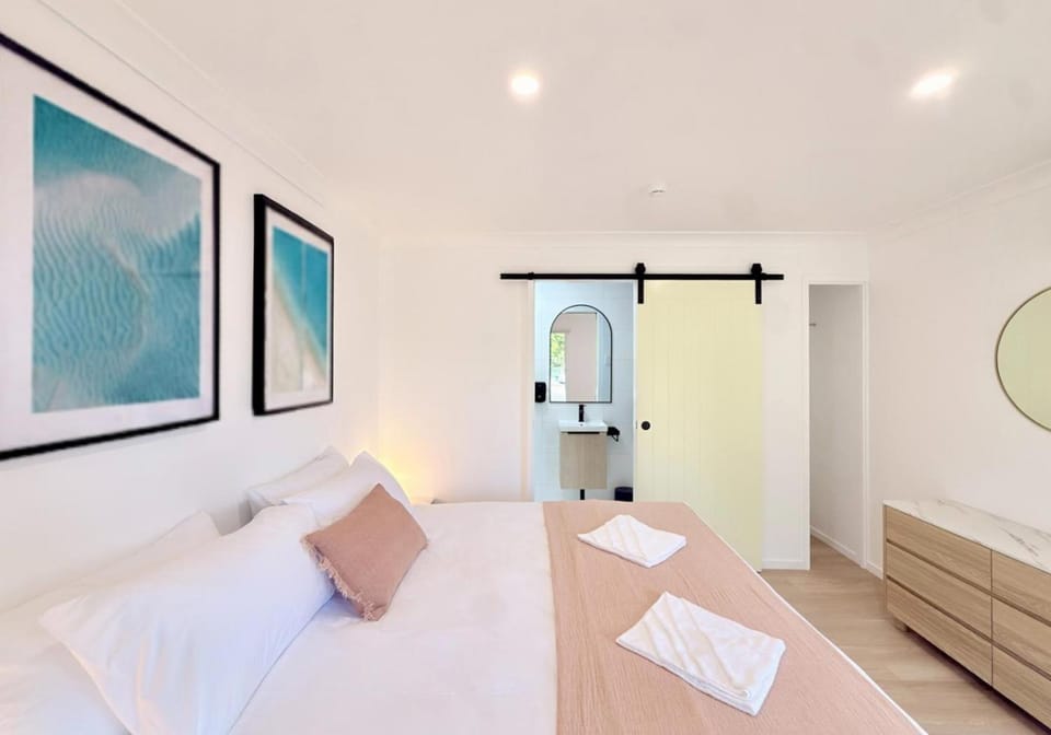Shower, Toilet, Bed, Bathroom, Bedroom, hair dryier, internet, internet, storage, towels, wardrobe, air conditioner, air conditioner