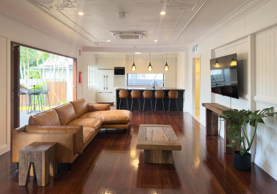 Communal lounge/ TV room, TV and multimedia, Living room, Seating area, Communal kitchen