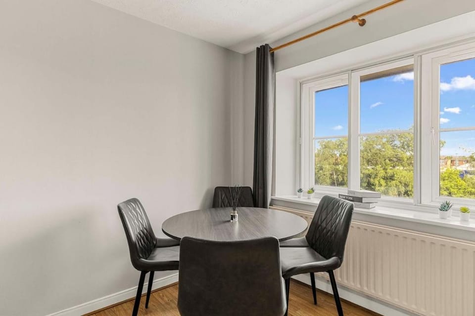 SW19 2BR - Quiet Stay for Professionals Apartment in London