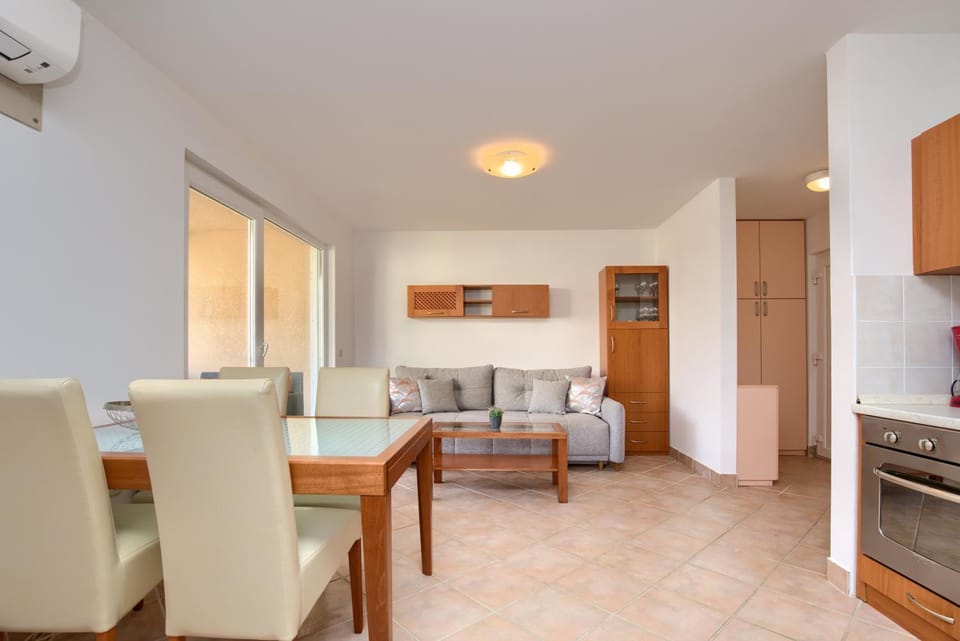 Living room, Dining area, air conditioner
