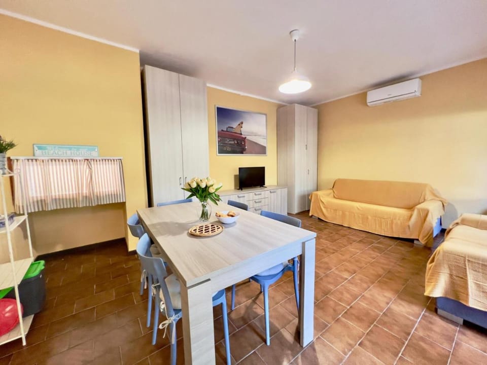 TV and multimedia, Living room, Dining area, air conditioner