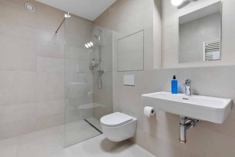 Shower, Toilet