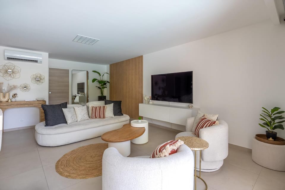 Communal lounge/ TV room, Living room, Seating area