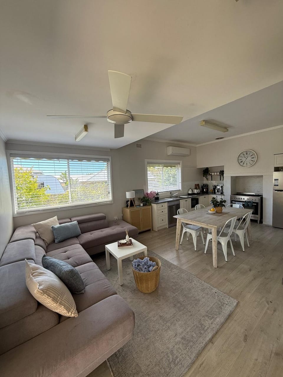 Seating area, Dining area, kitchen