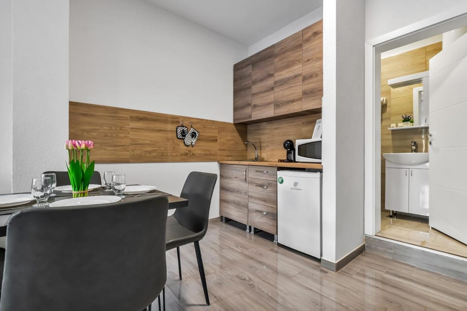 Kitchen or kitchenette, Dining area